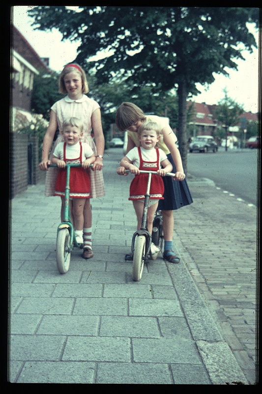 02.Delft jul 1965 Paula,Cathy,Brigitte,Marion.JPG